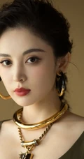 娜扎气质卡其色V领连衣裙超美出镜，曼妙身材白皙匀称
