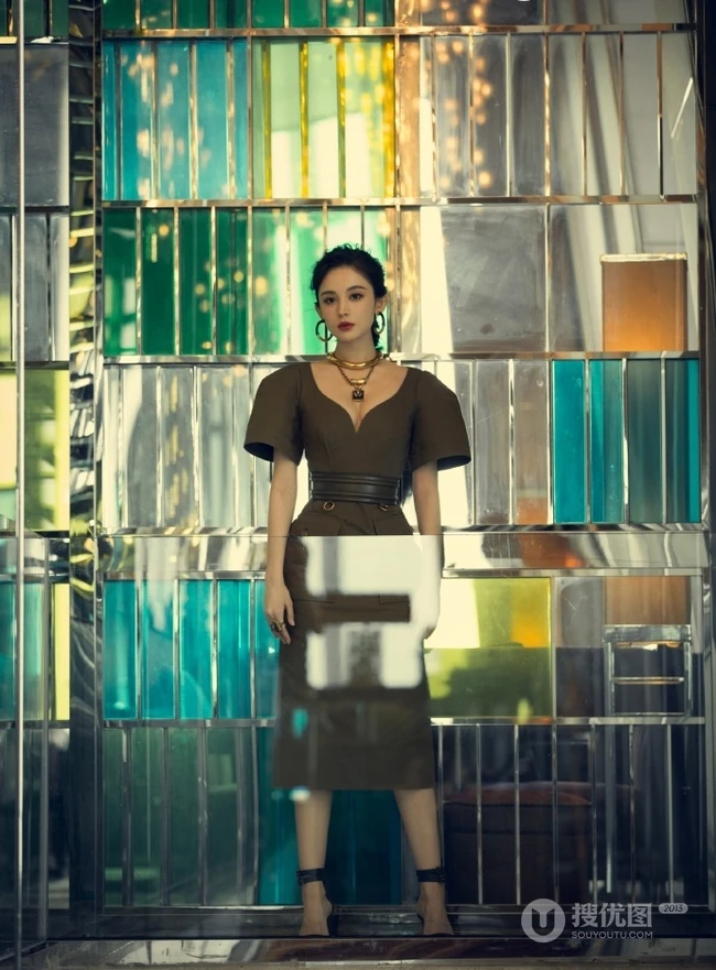 娜扎气质卡其色V领连衣裙超美出镜，曼妙身材白皙匀称