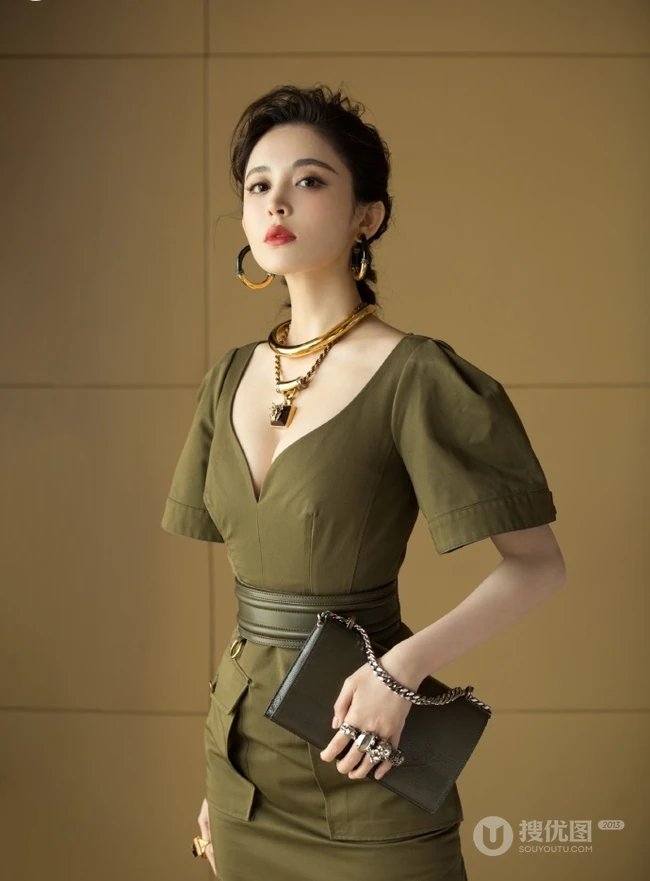 娜扎气质卡其色V领连衣裙超美出镜，曼妙身材白皙匀称