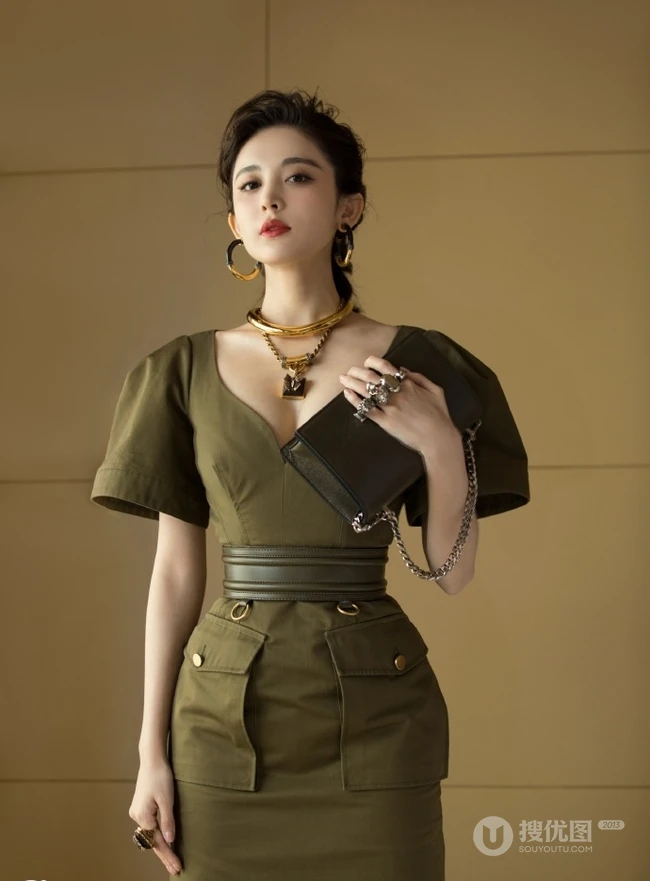 娜扎气质卡其色V领连衣裙超美出镜，曼妙身材白皙匀称