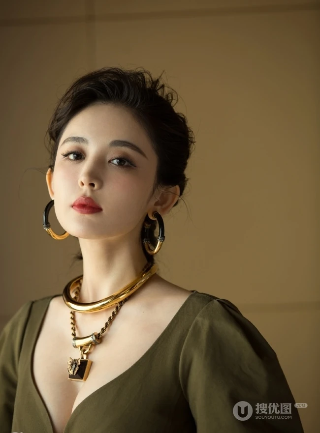 娜扎气质卡其色V领连衣裙超美出镜，曼妙身材白皙匀称