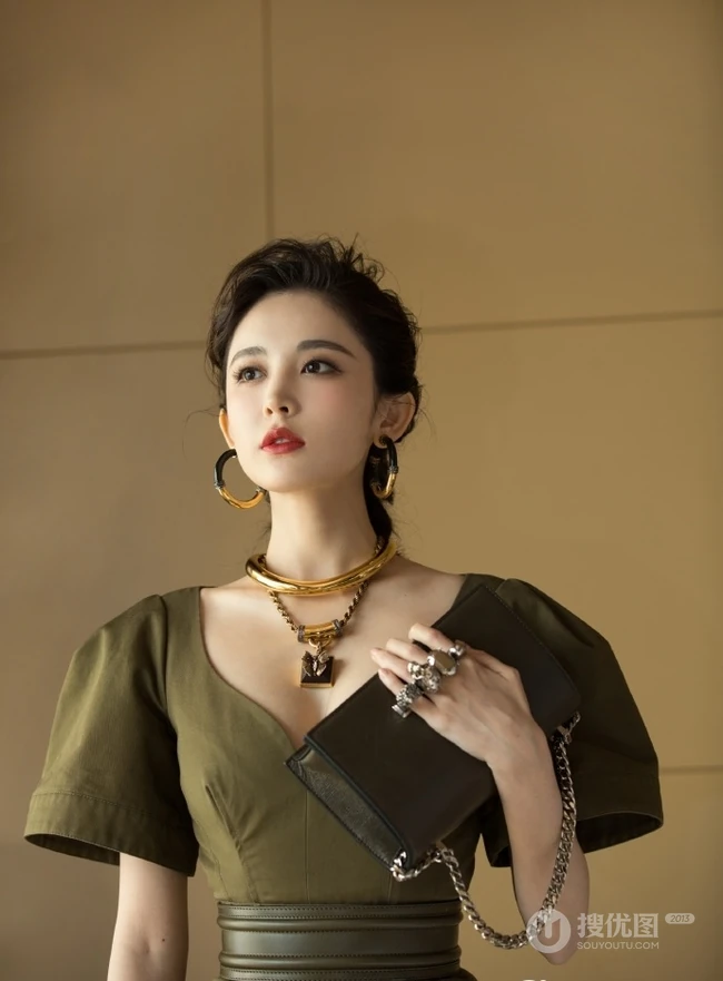 娜扎气质卡其色V领连衣裙超美出镜，曼妙身材白皙匀称