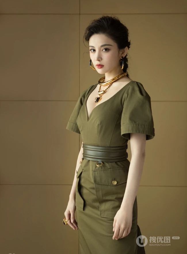 娜扎气质卡其色V领连衣裙超美出镜，曼妙身材白皙匀称