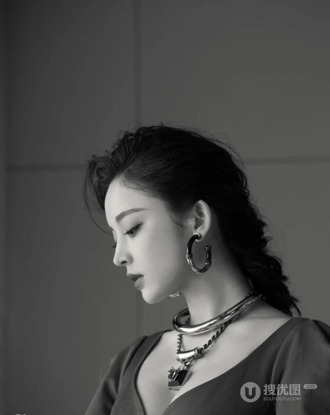 娜扎气质卡其色V领连衣裙超美出镜，曼妙身材白皙匀称