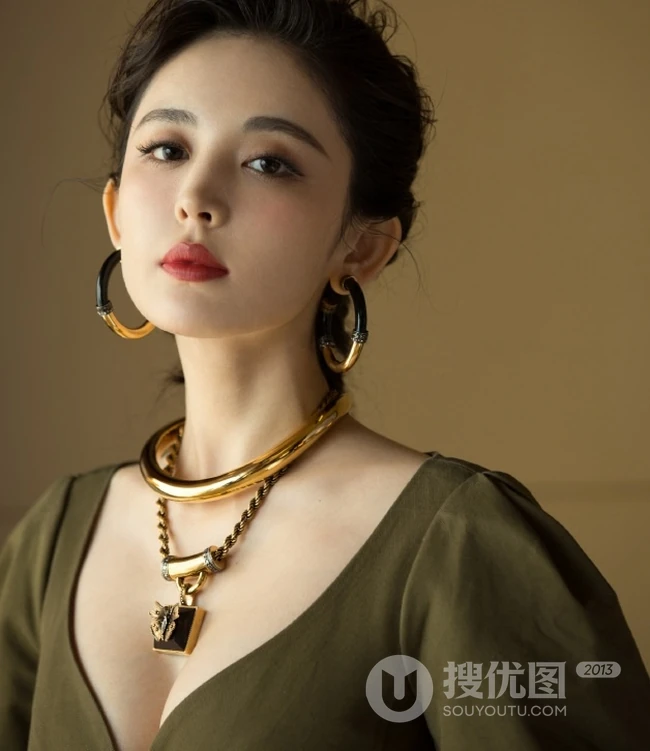 娜扎气质卡其色V领连衣裙超美出镜，曼妙身材白皙匀称