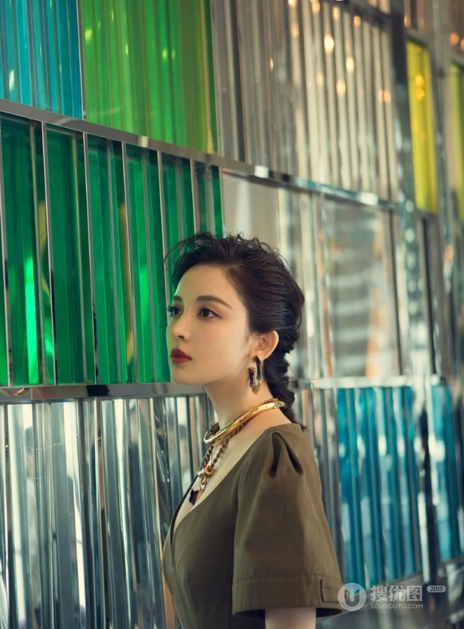 娜扎气质卡其色V领连衣裙超美出镜，曼妙身材白皙匀称