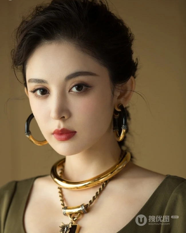 娜扎气质卡其色V领连衣裙超美出镜，曼妙身材白皙匀称