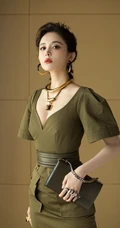 娜扎气质卡其色V领连衣裙超美出镜，曼妙身材白皙匀称