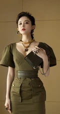 娜扎气质卡其色V领连衣裙超美出镜，曼妙身材白皙匀称