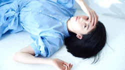 长发时候的三吉彩花时尚红裙写真桌面壁纸图片