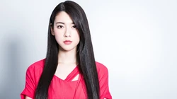 长发时候的三吉彩花时尚红裙写真桌面壁纸图片