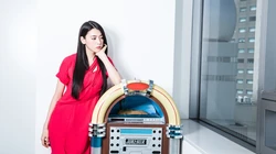 长发时候的三吉彩花时尚红裙写真桌面壁纸图片