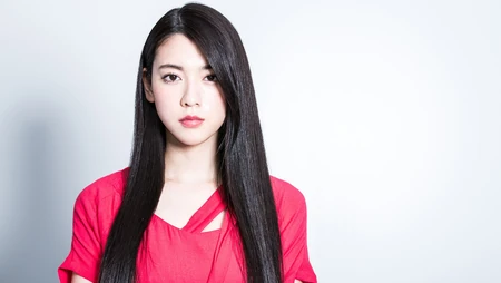 长发时候的三吉彩花时尚红裙写真桌面壁纸图片