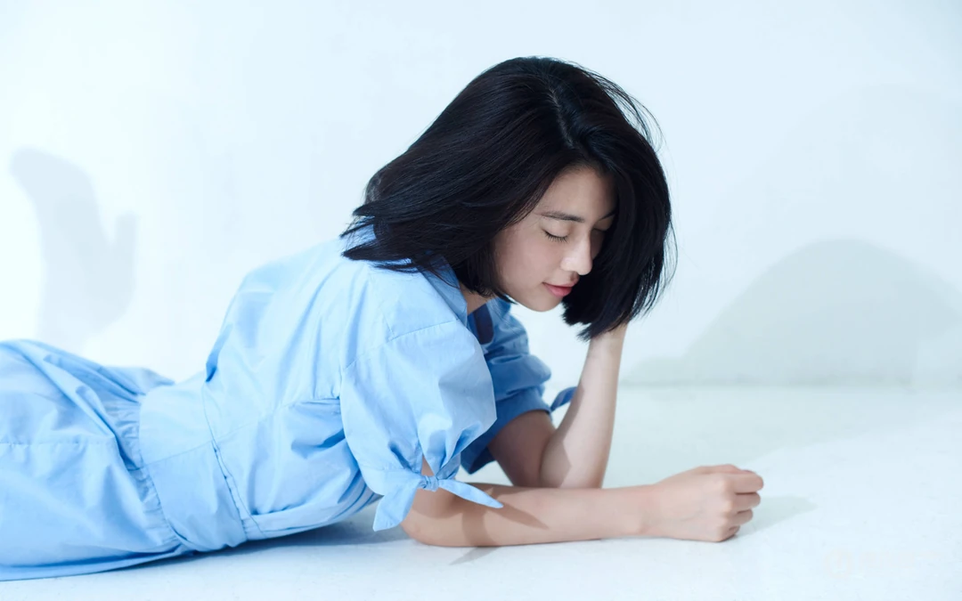 长发时候的三吉彩花时尚红裙写真桌面壁纸图片