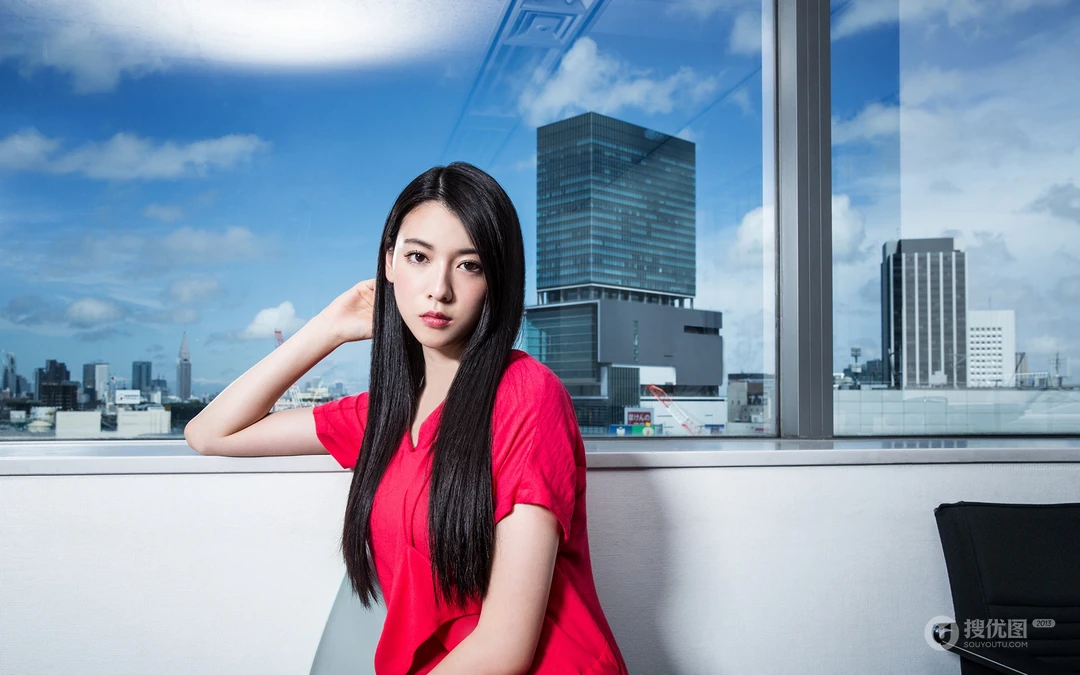 长发时候的三吉彩花时尚红裙写真桌面壁纸图片