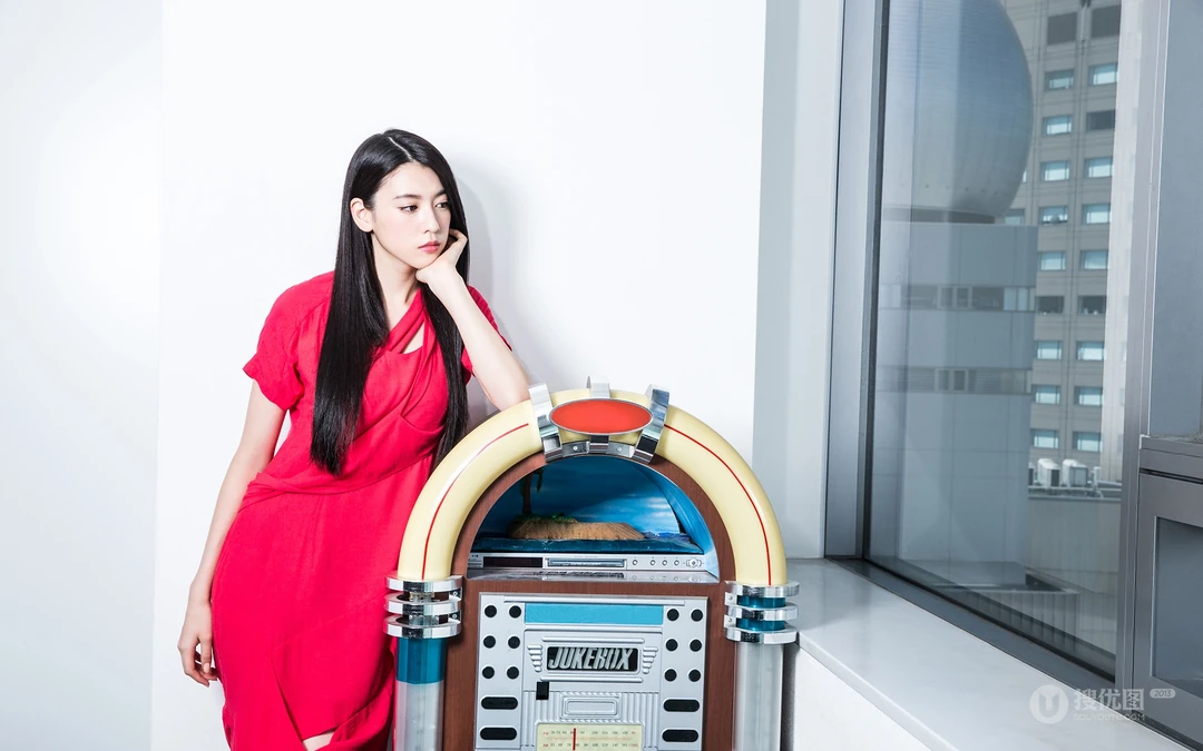 长发时候的三吉彩花时尚红裙写真桌面壁纸图片