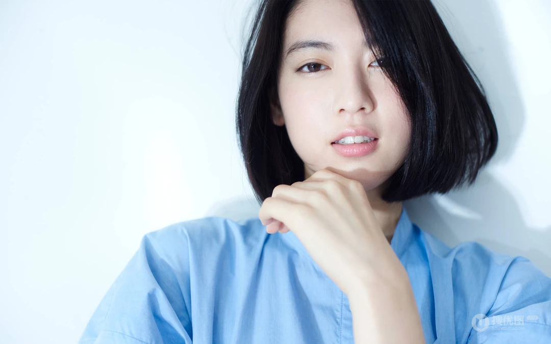 长发时候的三吉彩花时尚红裙写真桌面壁纸图片
