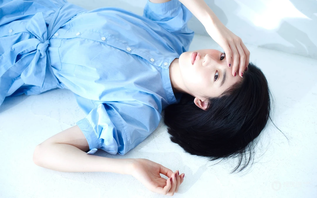 长发时候的三吉彩花时尚红裙写真桌面壁纸图片