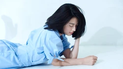 长发时候的三吉彩花时尚红裙写真桌面壁纸图片