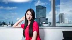 长发时候的三吉彩花时尚红裙写真桌面壁纸图片