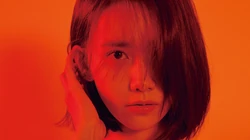 短发造型的林允儿甜美时尚秋装写真桌面壁纸图片