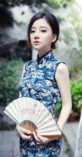 冯提莫清新淡雅波涛浪花印花蓝色旗袍写真图片