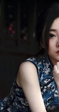 冯提莫清新淡雅波涛浪花印花蓝色旗袍写真图片