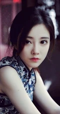 冯提莫清新淡雅波涛浪花印花蓝色旗袍写真图片