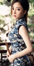 冯提莫清新淡雅波涛浪花印花蓝色旗袍写真图片