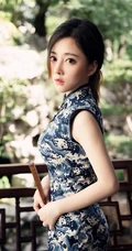 冯提莫清新淡雅波涛浪花印花蓝色旗袍写真图片