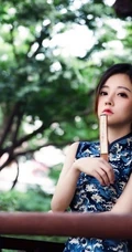 冯提莫清新淡雅波涛浪花印花蓝色旗袍写真图片