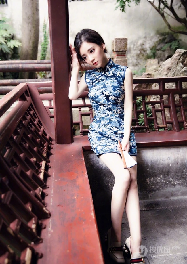 冯提莫清新淡雅波涛浪花印花蓝色旗袍写真图片