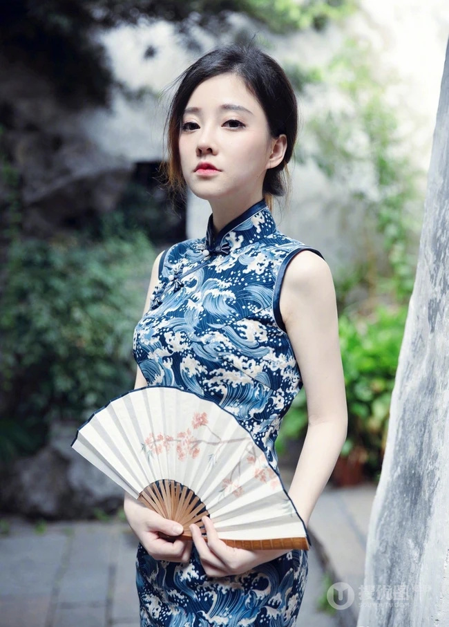 冯提莫清新淡雅波涛浪花印花蓝色旗袍写真图片
