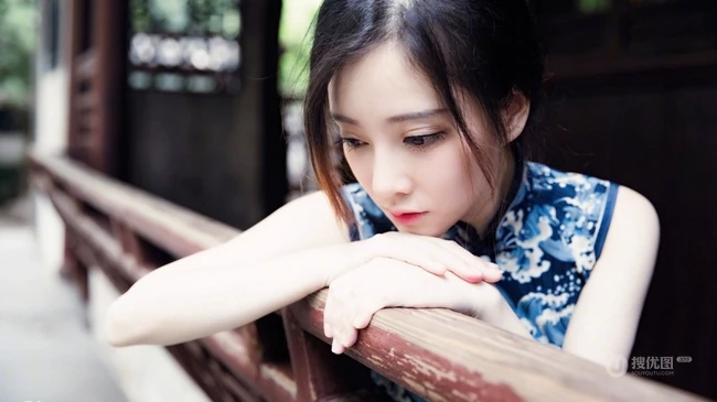 冯提莫清新淡雅波涛浪花印花蓝色旗袍写真图片