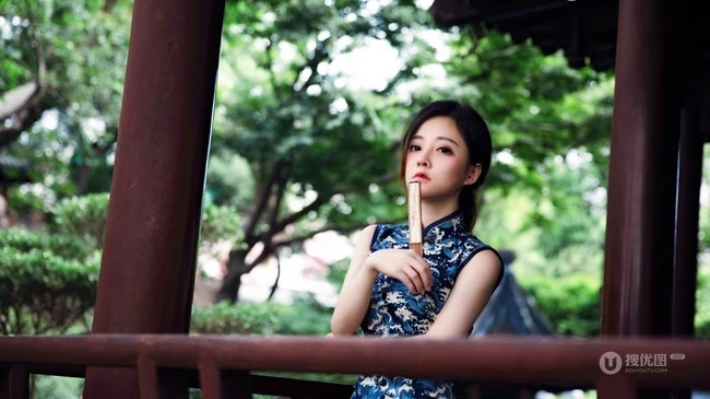 冯提莫清新淡雅波涛浪花印花蓝色旗袍写真图片
