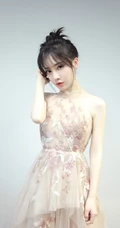 女生主播冯提莫活动写真图片，淡雅肉色连衣纱裙气质动人