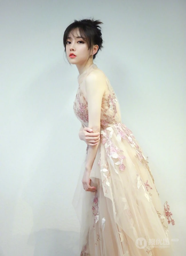 女生主播冯提莫活动写真图片，淡雅肉色连衣纱裙气质动人