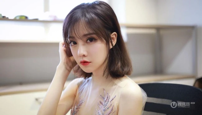 女生主播冯提莫活动写真图片，淡雅肉色连衣纱裙气质动人