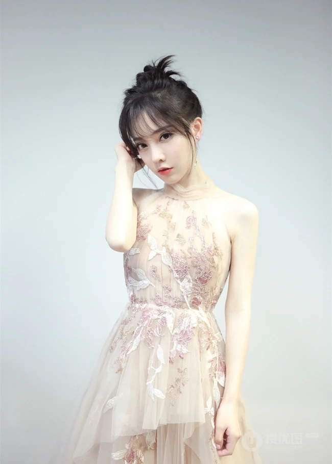 女生主播冯提莫活动写真图片，淡雅肉色连衣纱裙气质动人