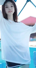娇小女生冯提莫旅拍高清美图，白衣短裤元气满满