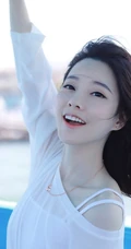 娇小女生冯提莫旅拍高清美图，白衣短裤元气满满
