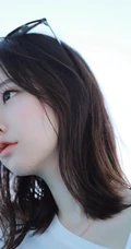 娇小女生冯提莫旅拍高清美图，白衣短裤元气满满