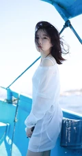 娇小女生冯提莫旅拍高清美图，白衣短裤元气满满