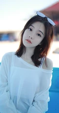 娇小女生冯提莫旅拍高清美图，白衣短裤元气满满