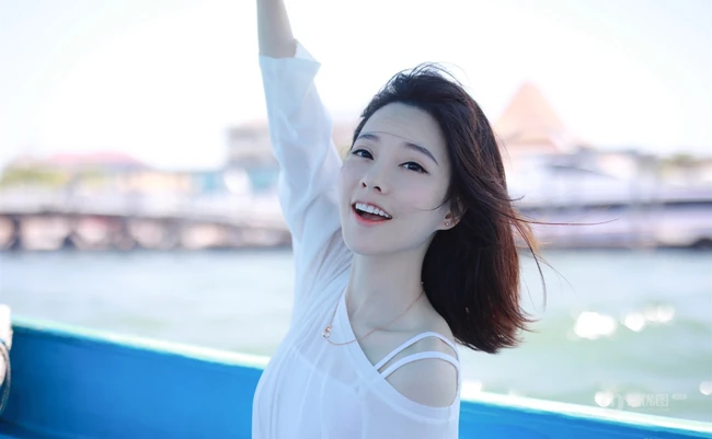 娇小女生冯提莫旅拍高清美图，白衣短裤元气满满