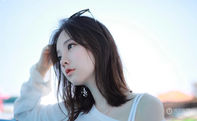 娇小女生冯提莫旅拍高清美图，白衣短裤元气满满