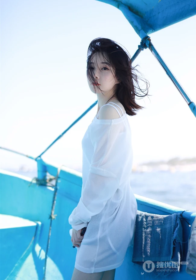 娇小女生冯提莫旅拍高清美图，白衣短裤元气满满