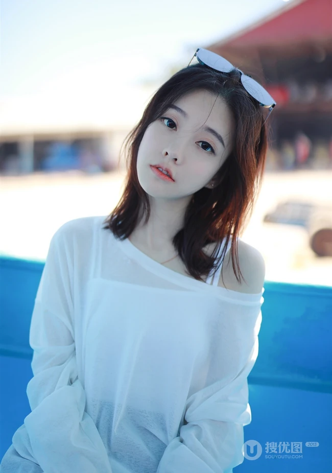 娇小女生冯提莫旅拍高清美图，白衣短裤元气满满