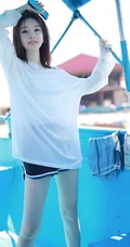 娇小女生冯提莫旅拍高清美图，白衣短裤元气满满