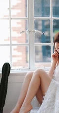 女生汤嘉琳清新肩带连衣裙画室画画，唯美动人写真图片